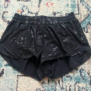 Lululemon Hotty Hot Low-Rise Lined Short 2.5”